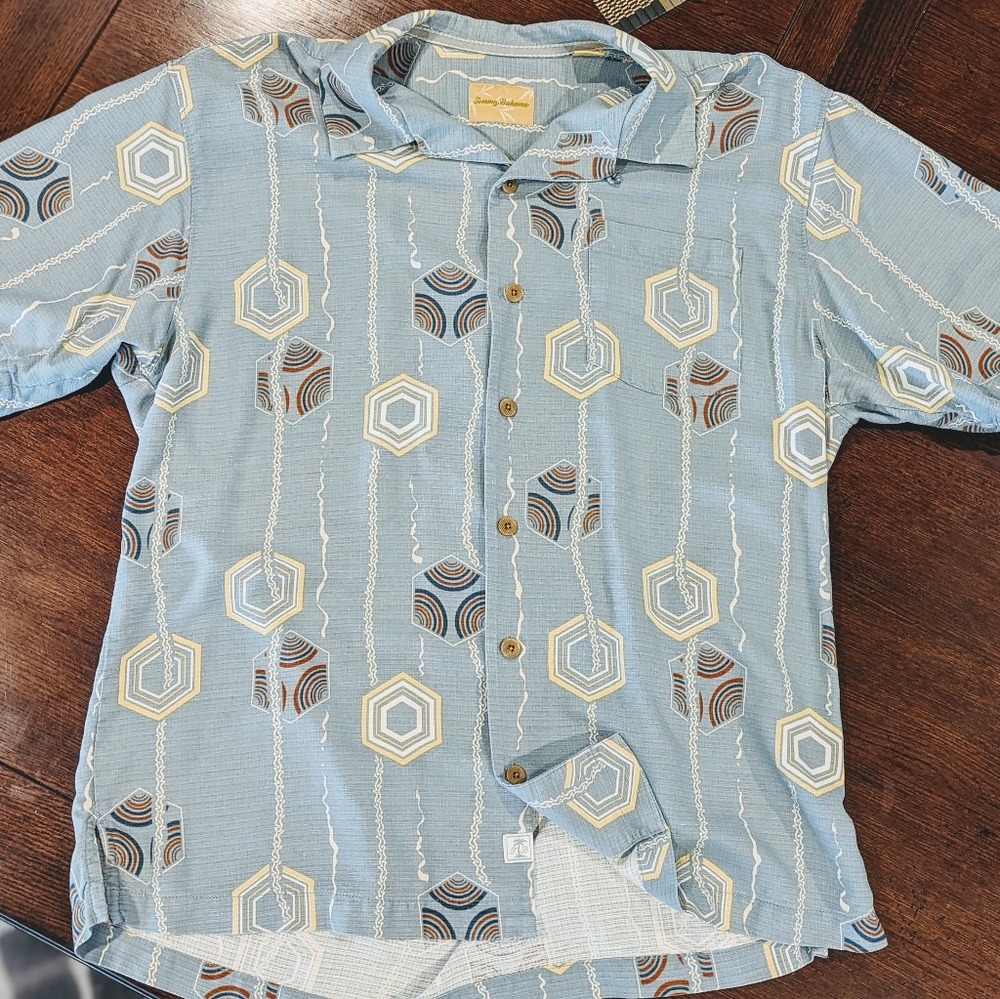 Tommy Bahama, Men's 100% Silk Short Sleeve Shirt. Size L